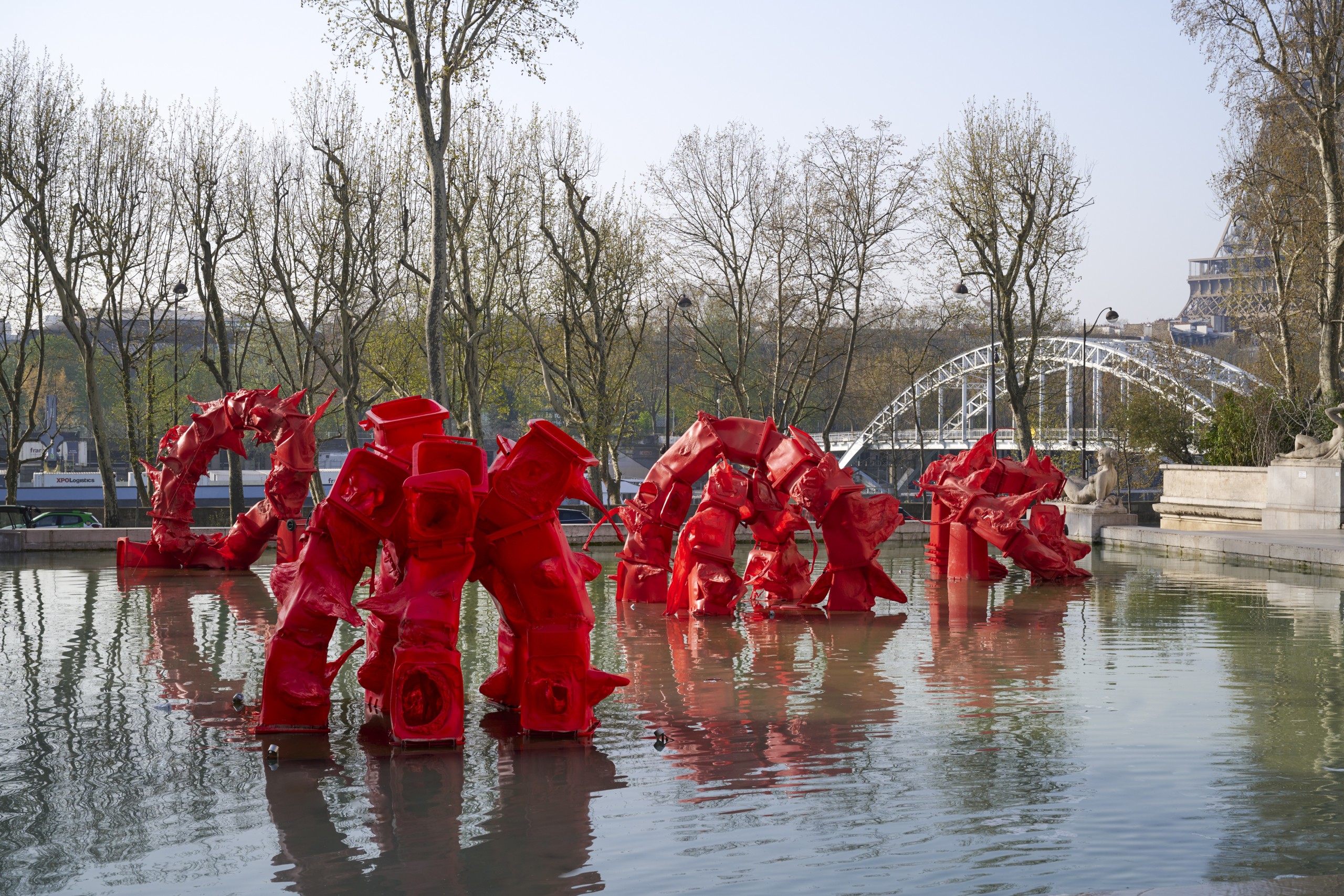 Floraison pour Nollopa, 2017. Set of melted PVC red trash cans, variable dimensions. Exhibition view, “Extrudia”, musée d’art moderne de la Ville de Paris,2022. @Anita Molinero, ADAGP, 2023