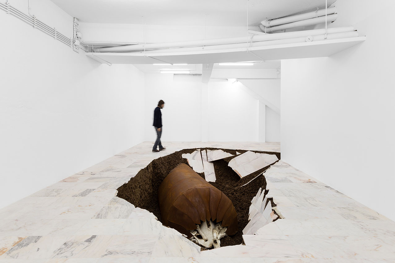 Exhibition view, “Astray (Prologue)” at kunsthallelissabon, Lisbon, 2018, marble, clay, steel, waxed plaster, Photo : Bruno Lopes. @Caroline Mesquita, ADAGP, 2023