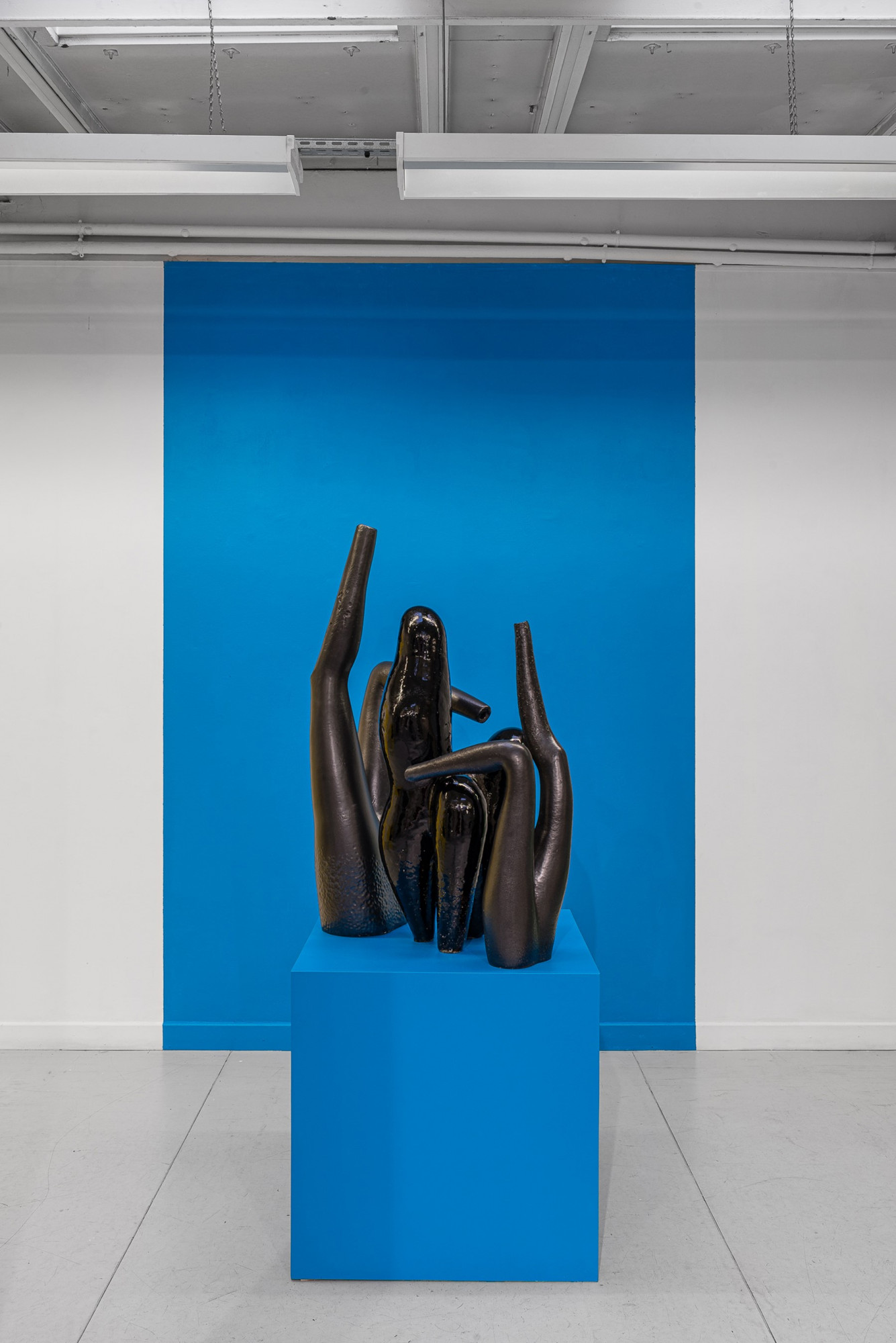 Elsa Sahal, Les trois sombres, 2021, Céramique émaillée, 110 x 60 x 40 cm, photo: Grégory Copitet, courtesy Galerie Papillon © ADAGP, Paris, 2021